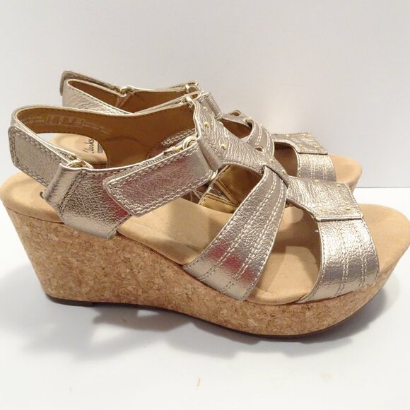 Clarks Wedge Sandals Gold Metallic Leather Size 7.5 Beach Cruise - Picture 1 of 6